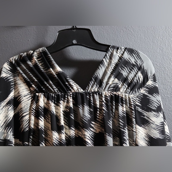 Lane Bryant, black and white/grey tops with diamond area of sparkles, size 26/28 - Picture 6 of 7